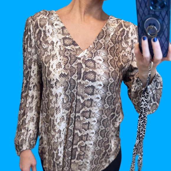 🔥2/$10 |•A.N.A•| Loose Fitting Retile Print V-Neck Long Sleeve Top Size Small - Picture 1 of 11